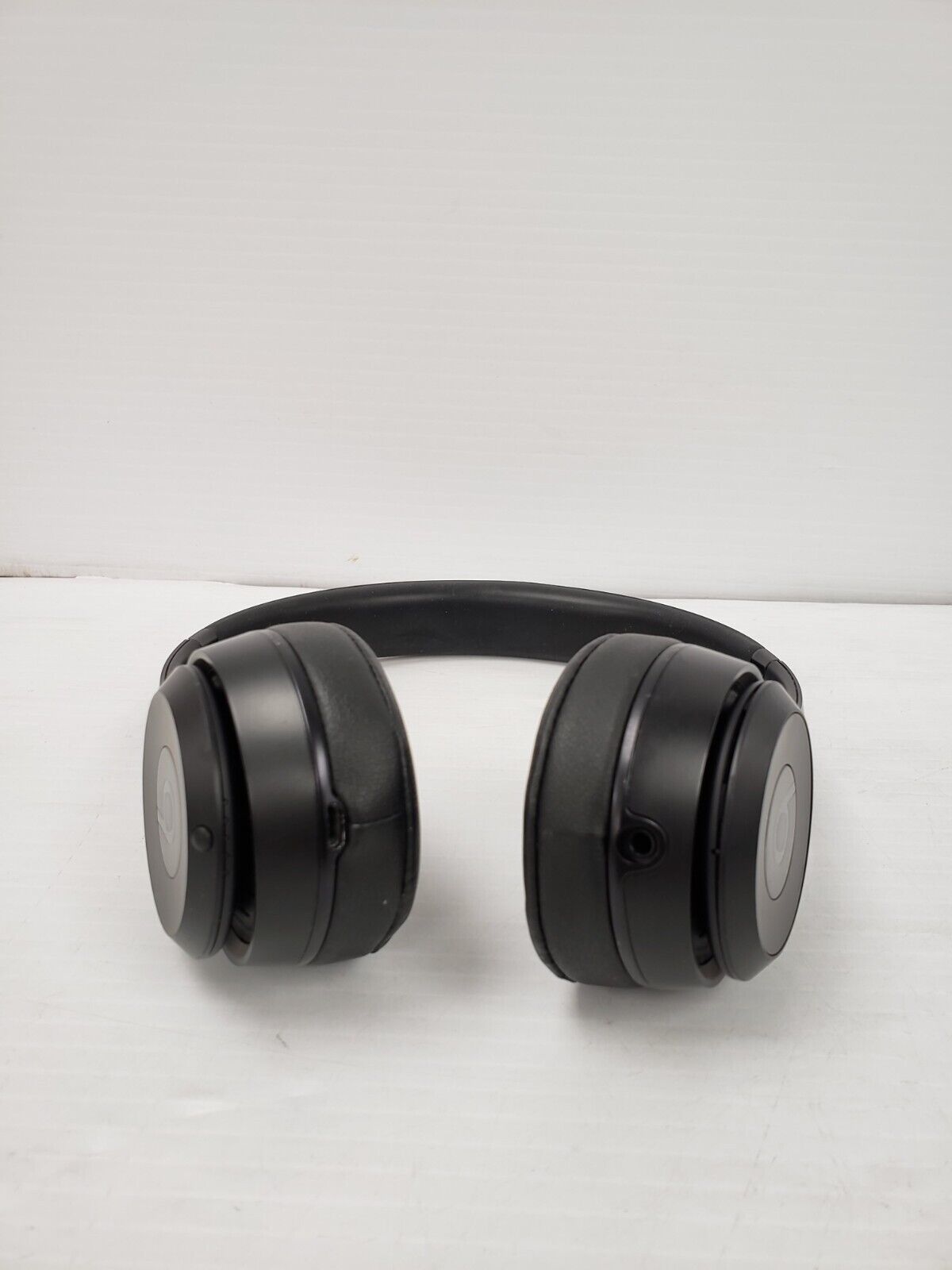 (34953-2) Beats A1796 Wireless Headphones