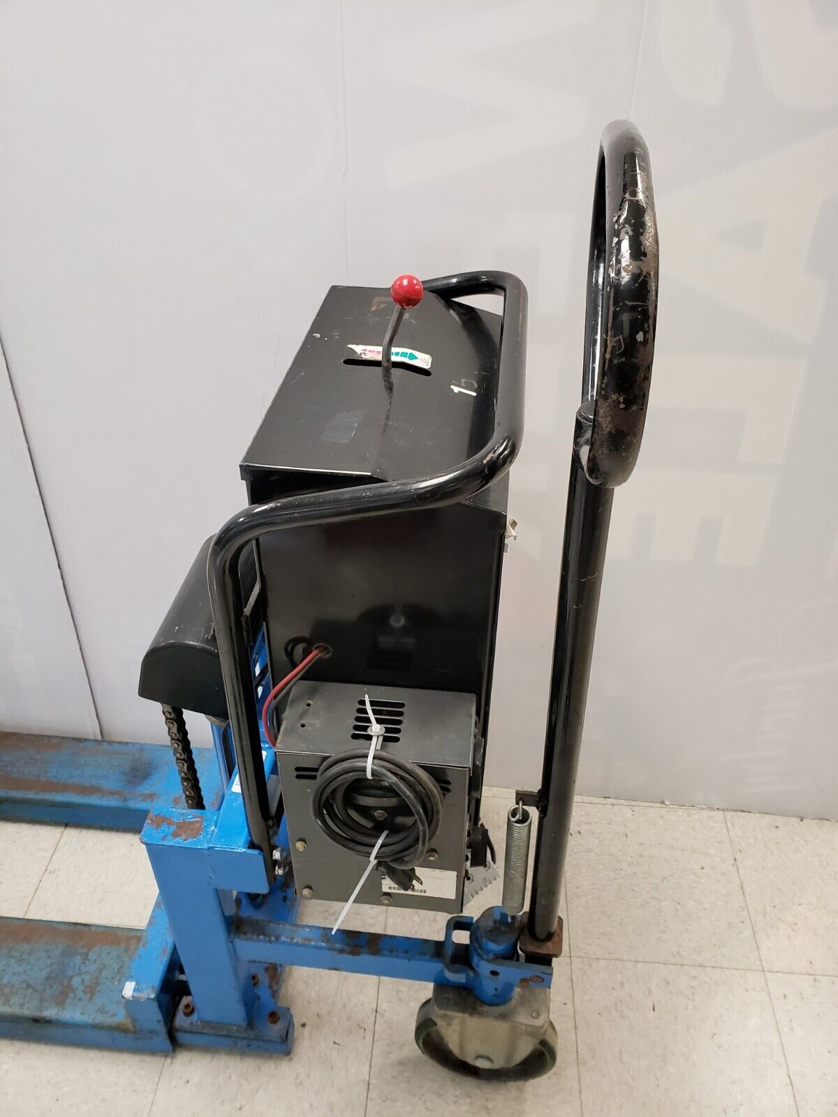 (I-33787) Bishamon LV100E Fork Lift