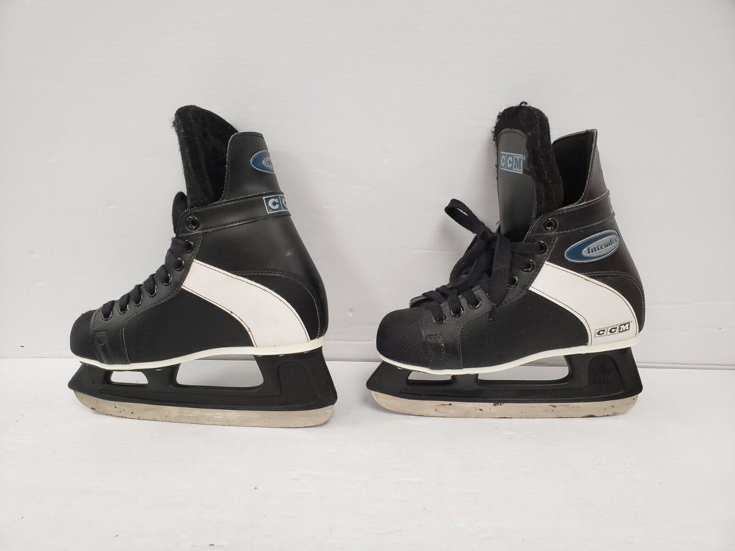 (56853-2) CCM Intruder Hockey Skates - Size 6