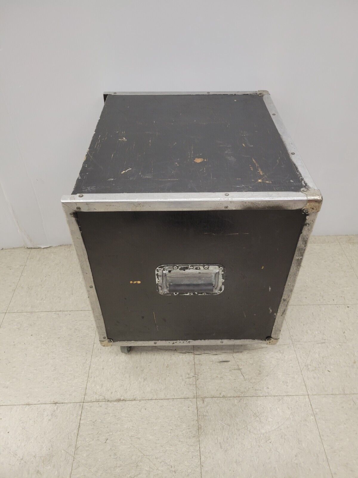 (I-35680) No Name 21-1/2X19-118X19-114 Cabinet