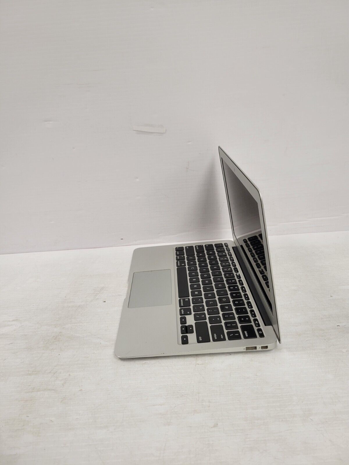 (33817-1) Apple A1485 Laptop