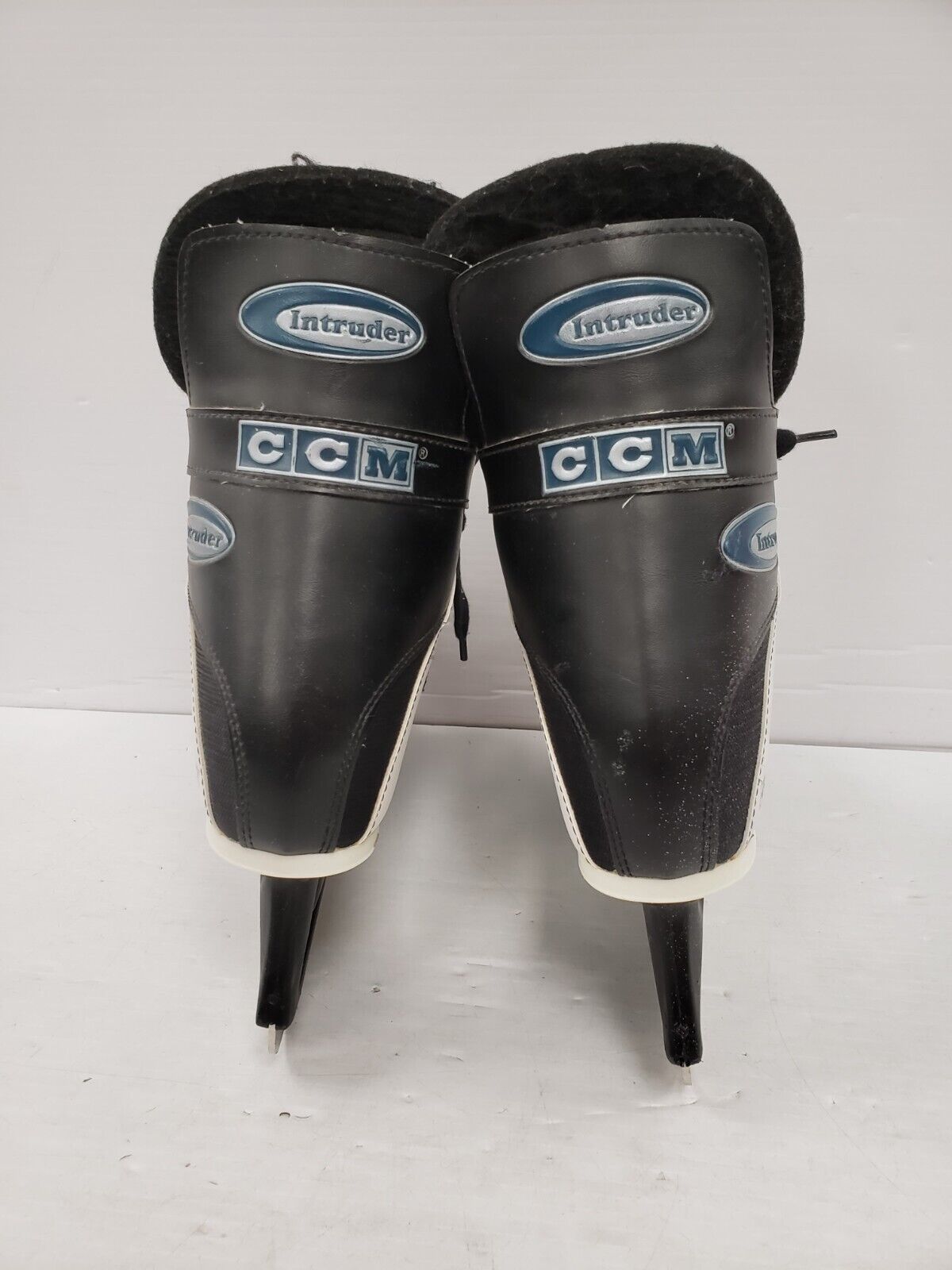 (56853-2) CCM Intruder Hockey Skates - Size 6