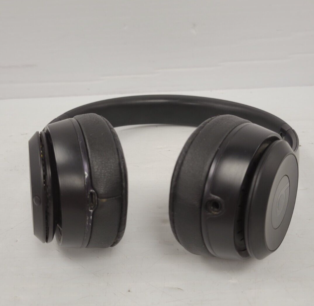 (65381-1) Beats A1796 Headphones