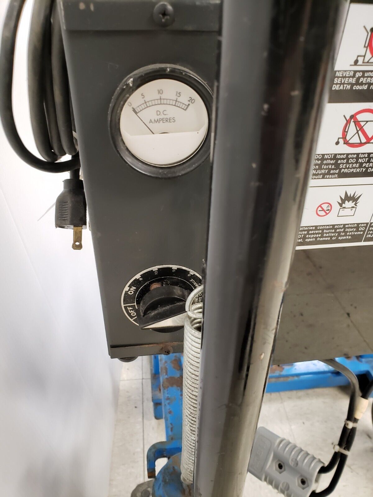 (I-33787) Bishamon LV100E Fork Lift