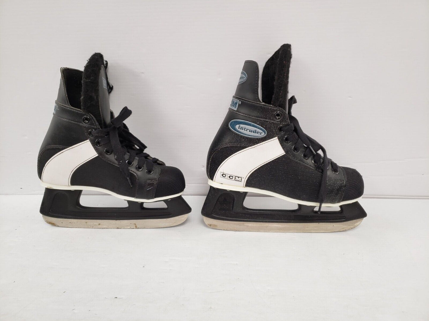 (56853-2) CCM Intruder Hockey Skates - Size 6