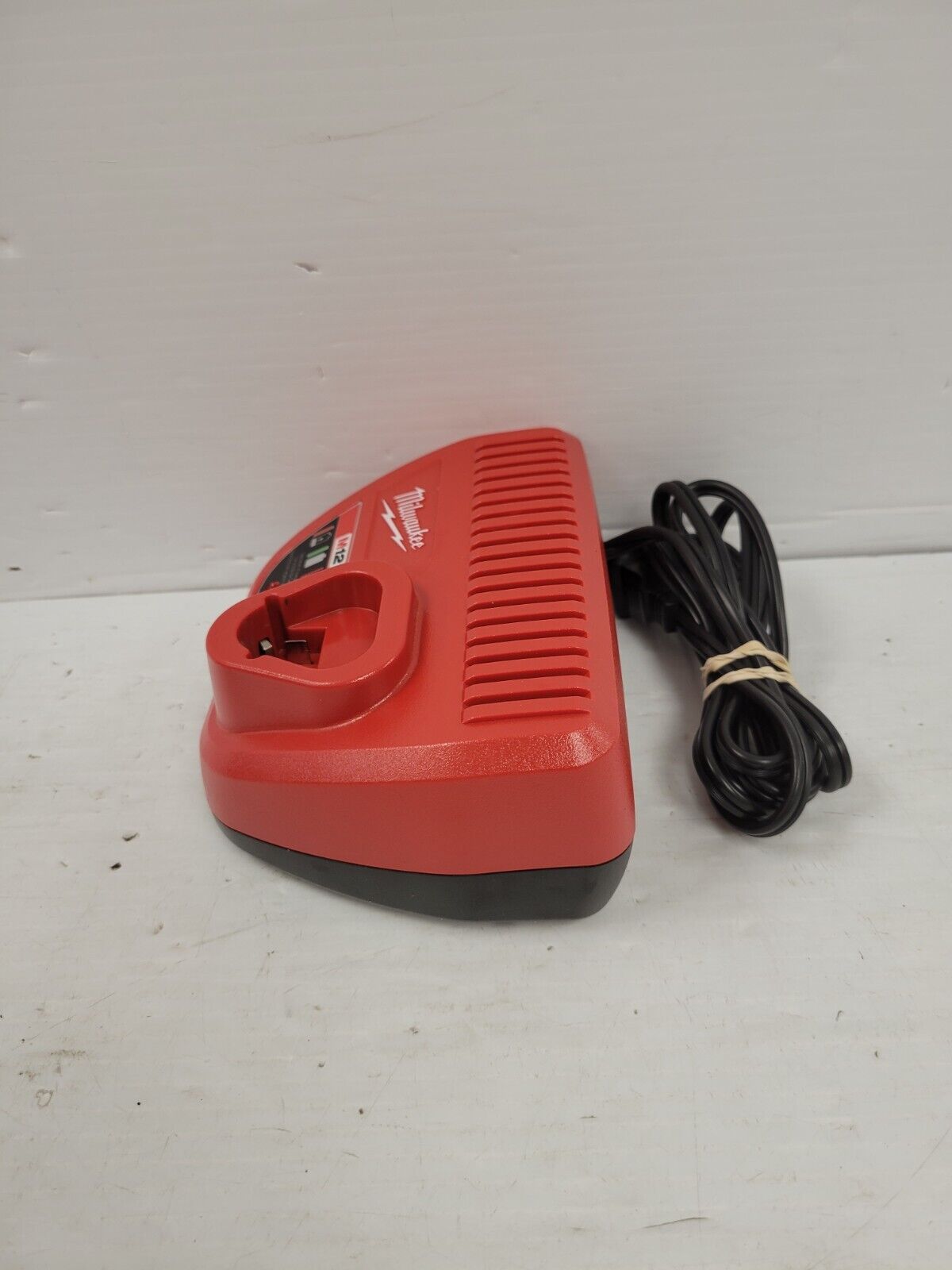 (67234-4 B) Milwaukee 48-59-2401 M12 Charger