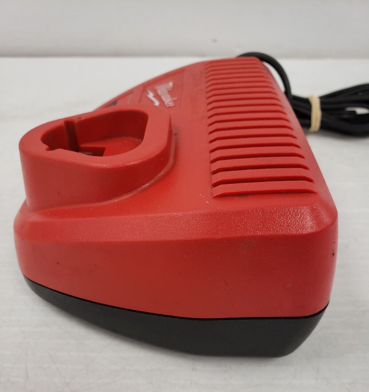 (I-33188) Milwaukee 48-59-2401 Charger