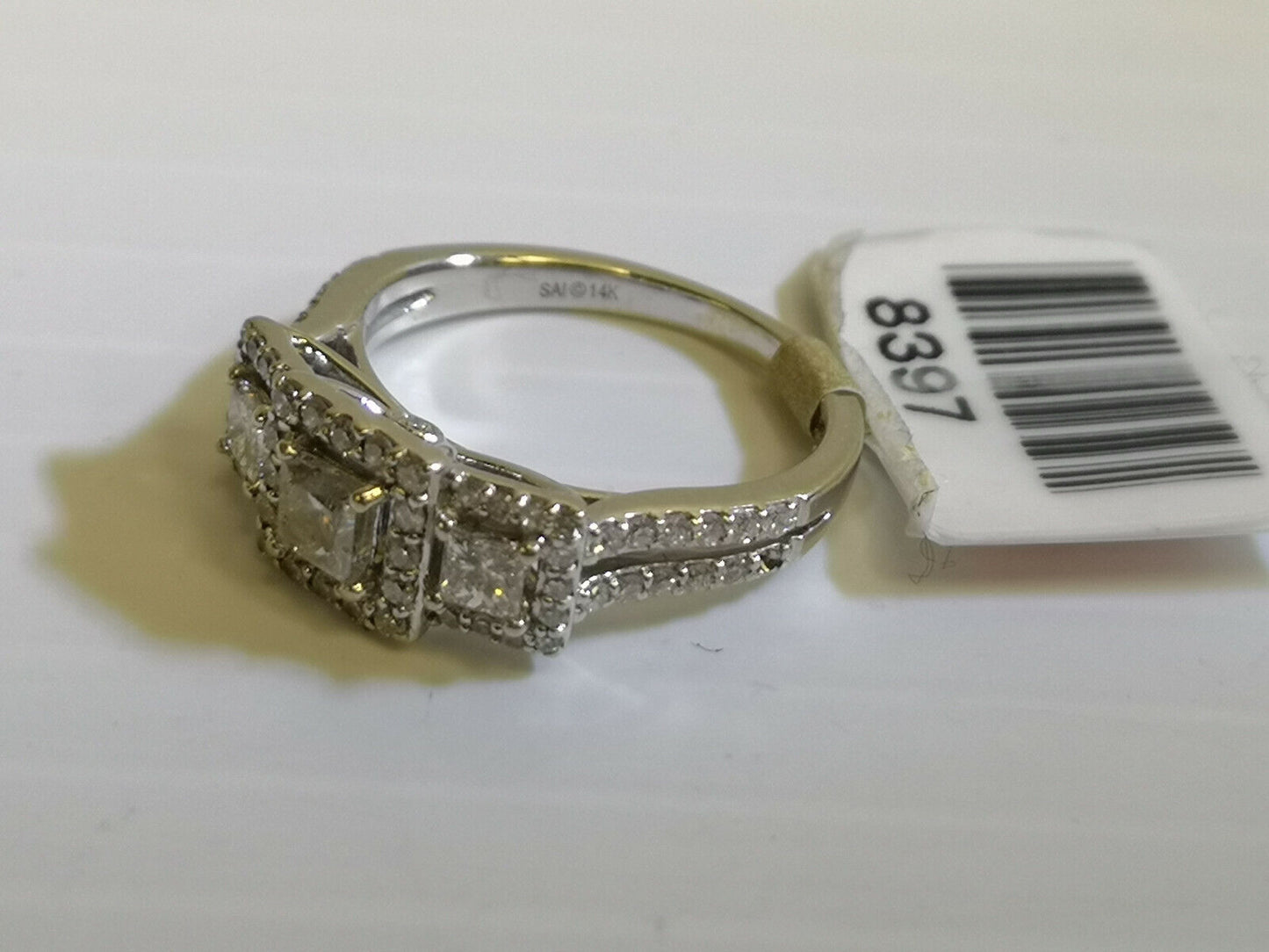 (N8397) 14K White Gold Ring w/ Diamonds