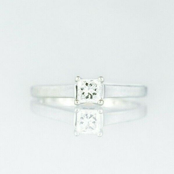 (I-6405-450A) Bague solitaire en or blanc 18 carats avec diamant taille princesse