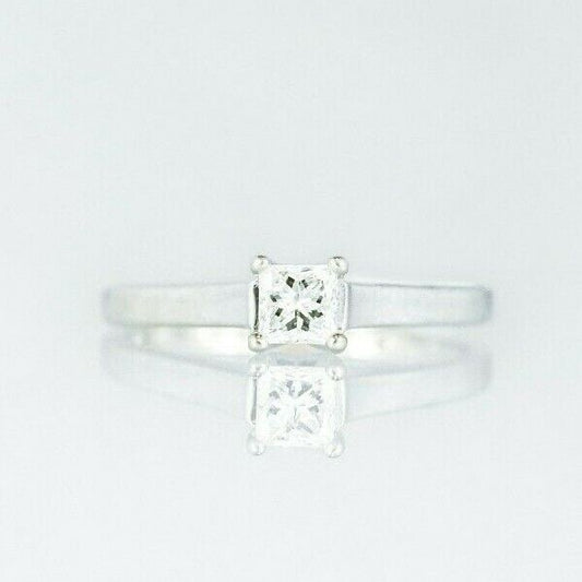 (I-6405-450A) Bague solitaire en or blanc 18 carats avec diamant taille princesse