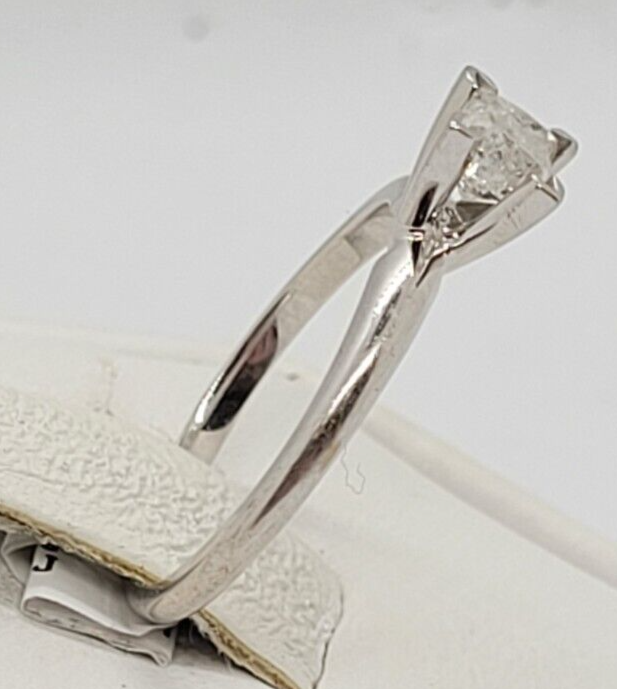 (N77075-1) Ladies 14K White Gold Solitaire Ring Sz:6