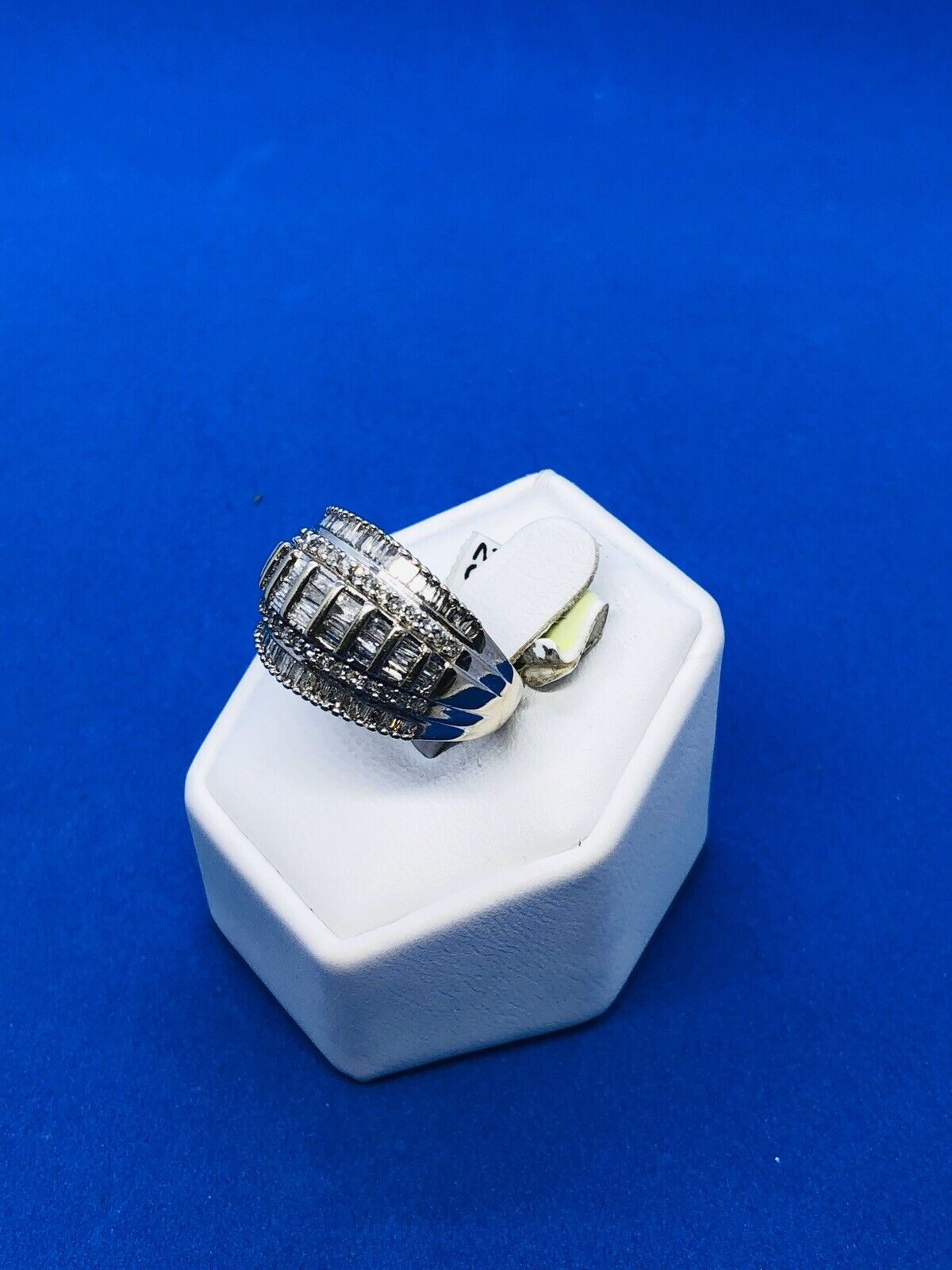 (N12125) 10K White Gold Ring w/ Diamonds