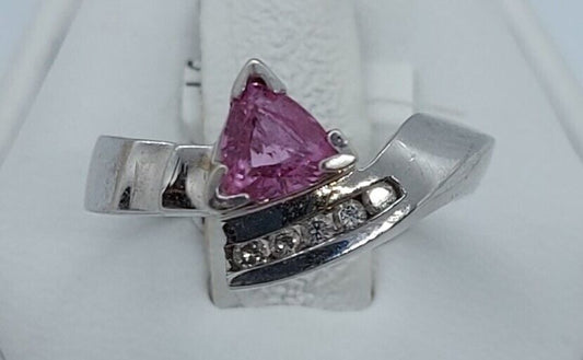 (NI-3951) 14K White Gold Ladies Ring 5 Diamonds & 1 Pink Stone