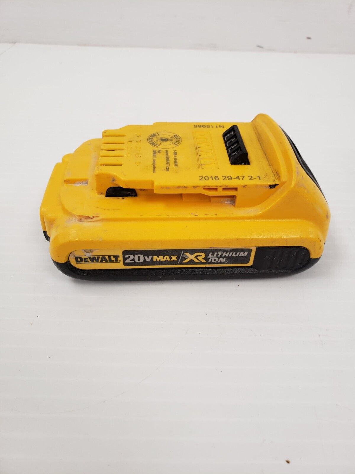 (I-33568) Dewalt DCB203 Battery-2.0 ah