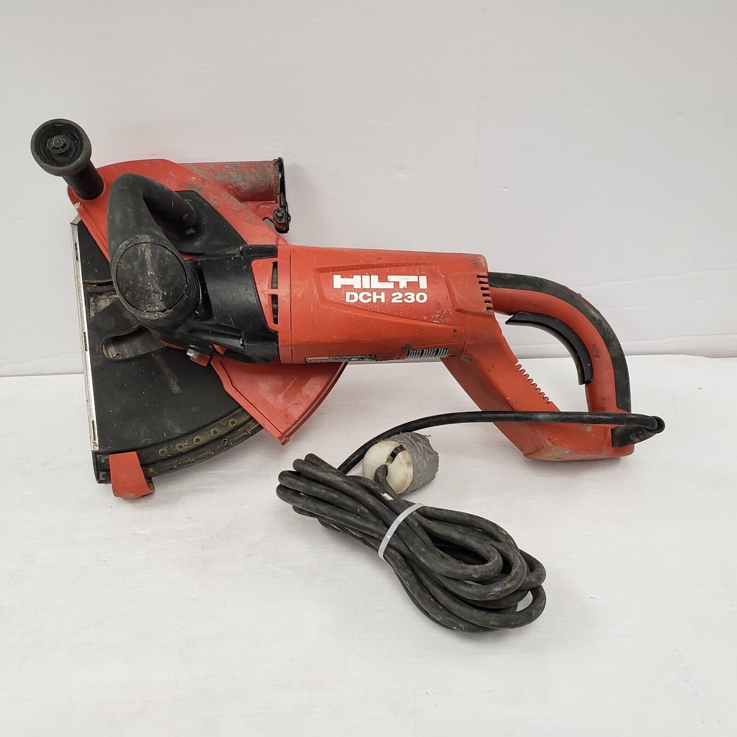 (I-31000) Scie à béton Hilti DCH 230