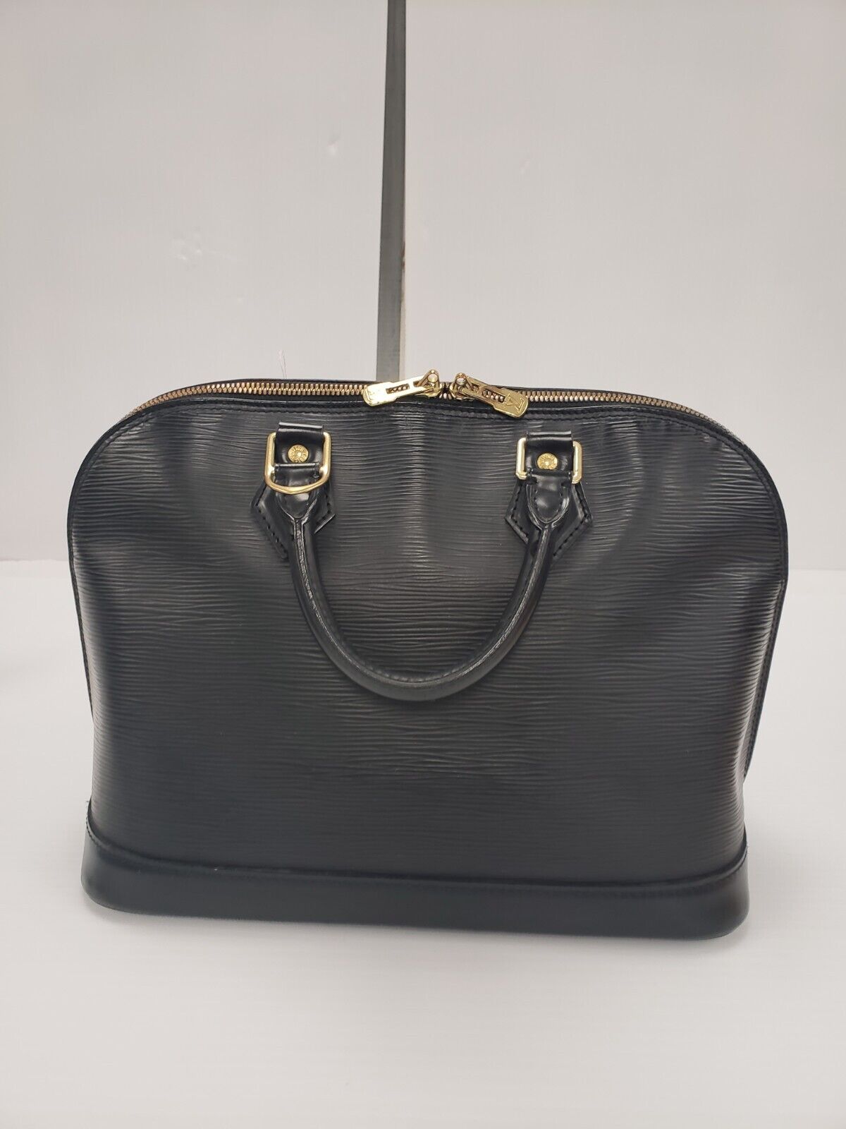 (I-30575) Louis Vuitton Alma Black EPI MM Handbag