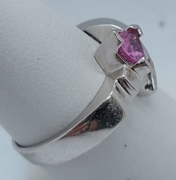 (NI-3951) 14K White Gold Ladies Ring 5 Diamonds & 1 Pink Stone