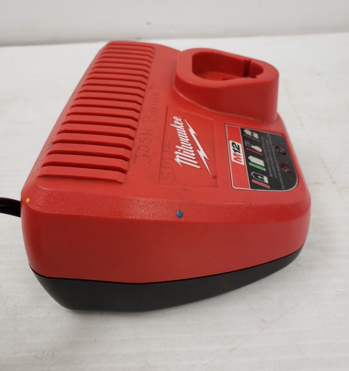 (I-33188) Milwaukee 48-59-2401 Charger