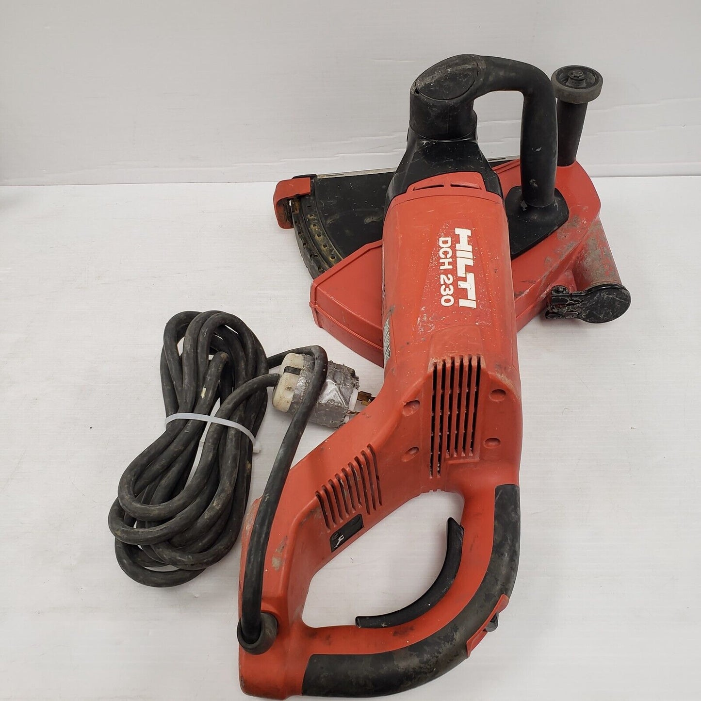 (I-31000) Scie à béton Hilti DCH 230