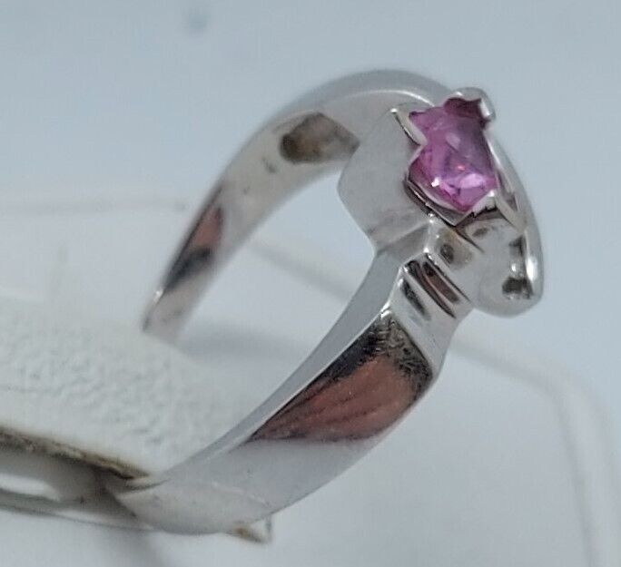 (NI-3951) 14K White Gold Ladies Ring 5 Diamonds & 1 Pink Stone