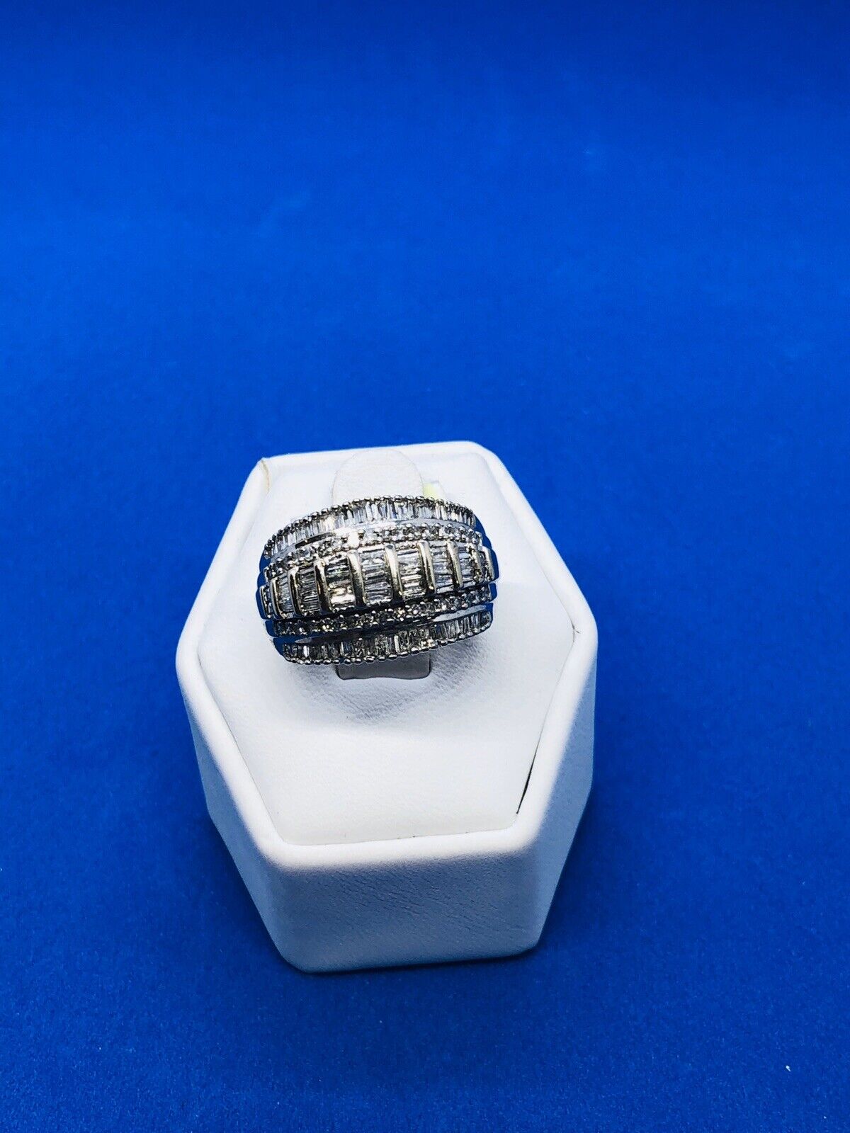 (N12125) 10K White Gold Ring w/ Diamonds