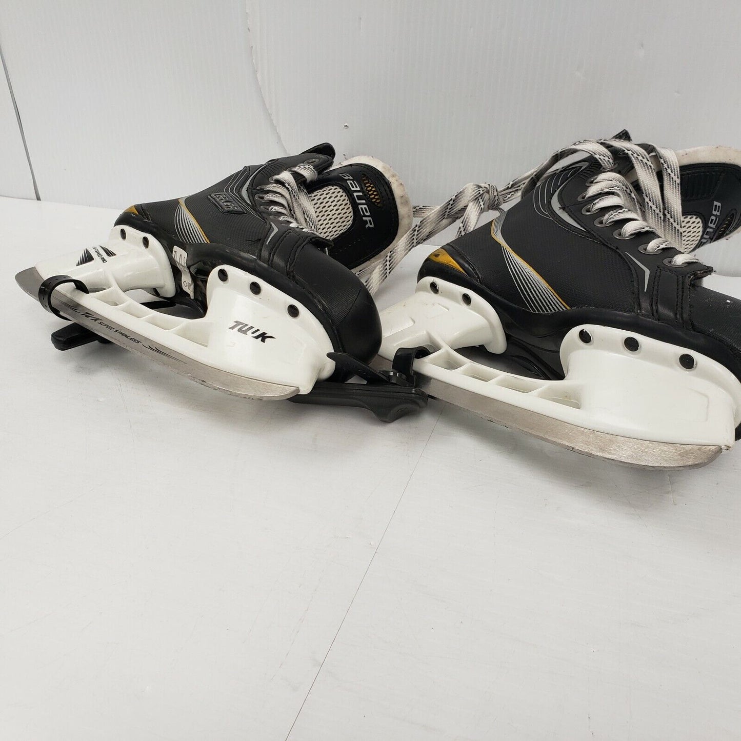 (8017-1) Bauer Supreme Skates