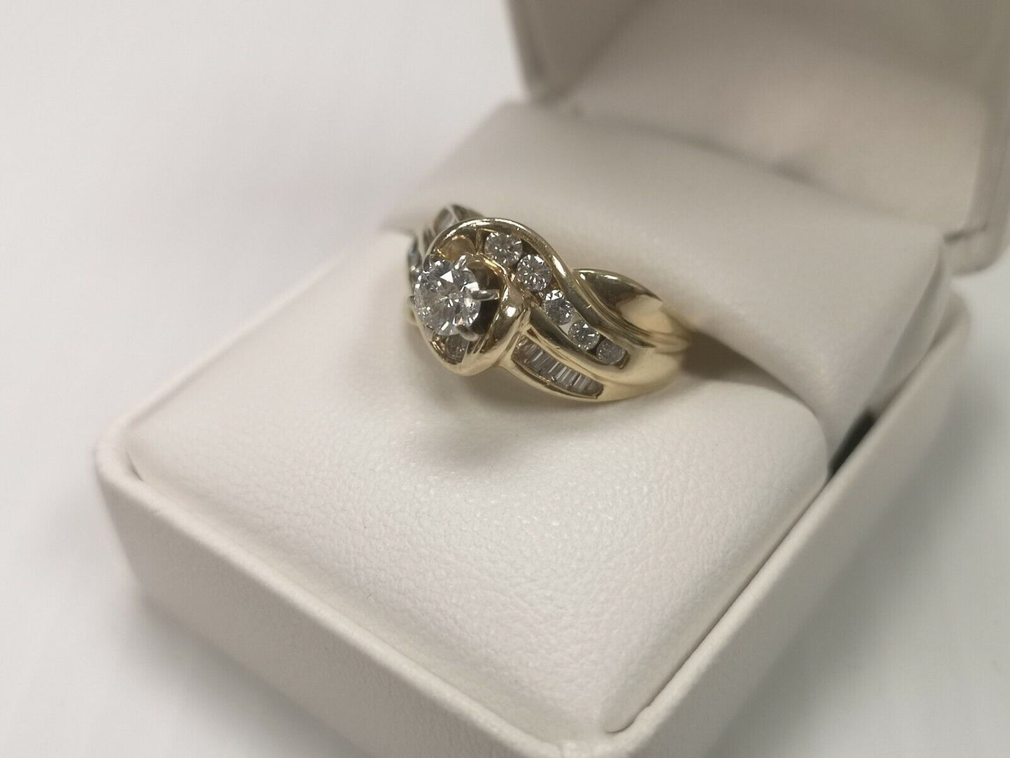 (N011083) Ladies 14K Ring w/ Diamonds