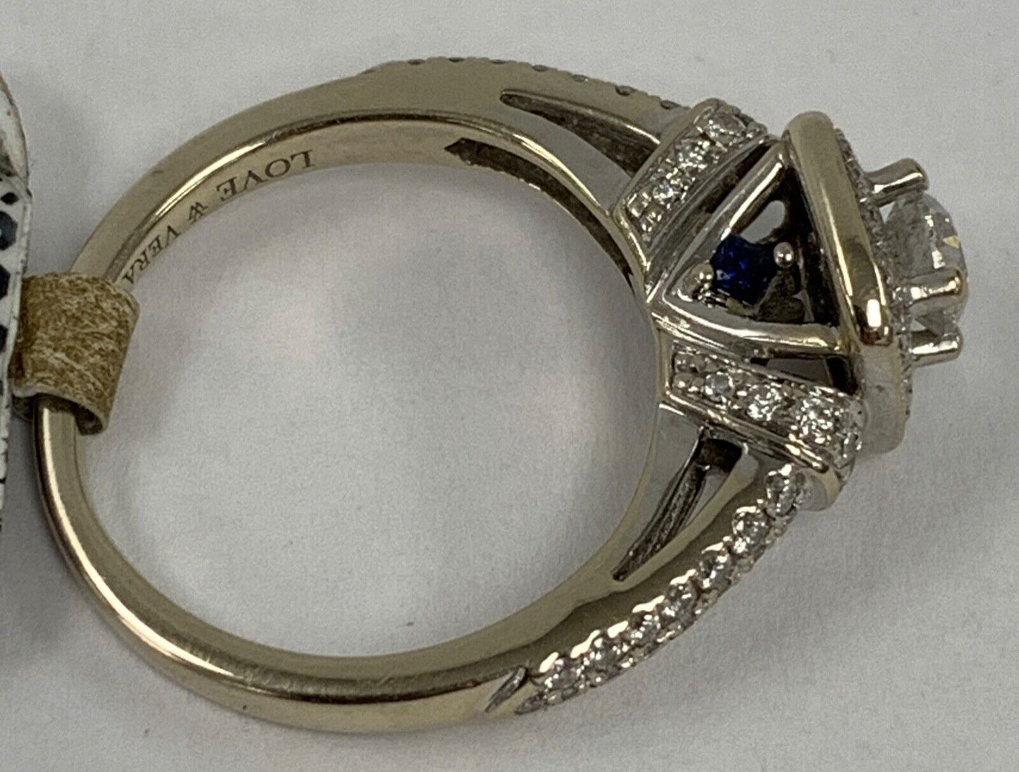 (I-1960-637A) BAGUE VERA WANG DIAMANT ET SAPHIR OR BLANC