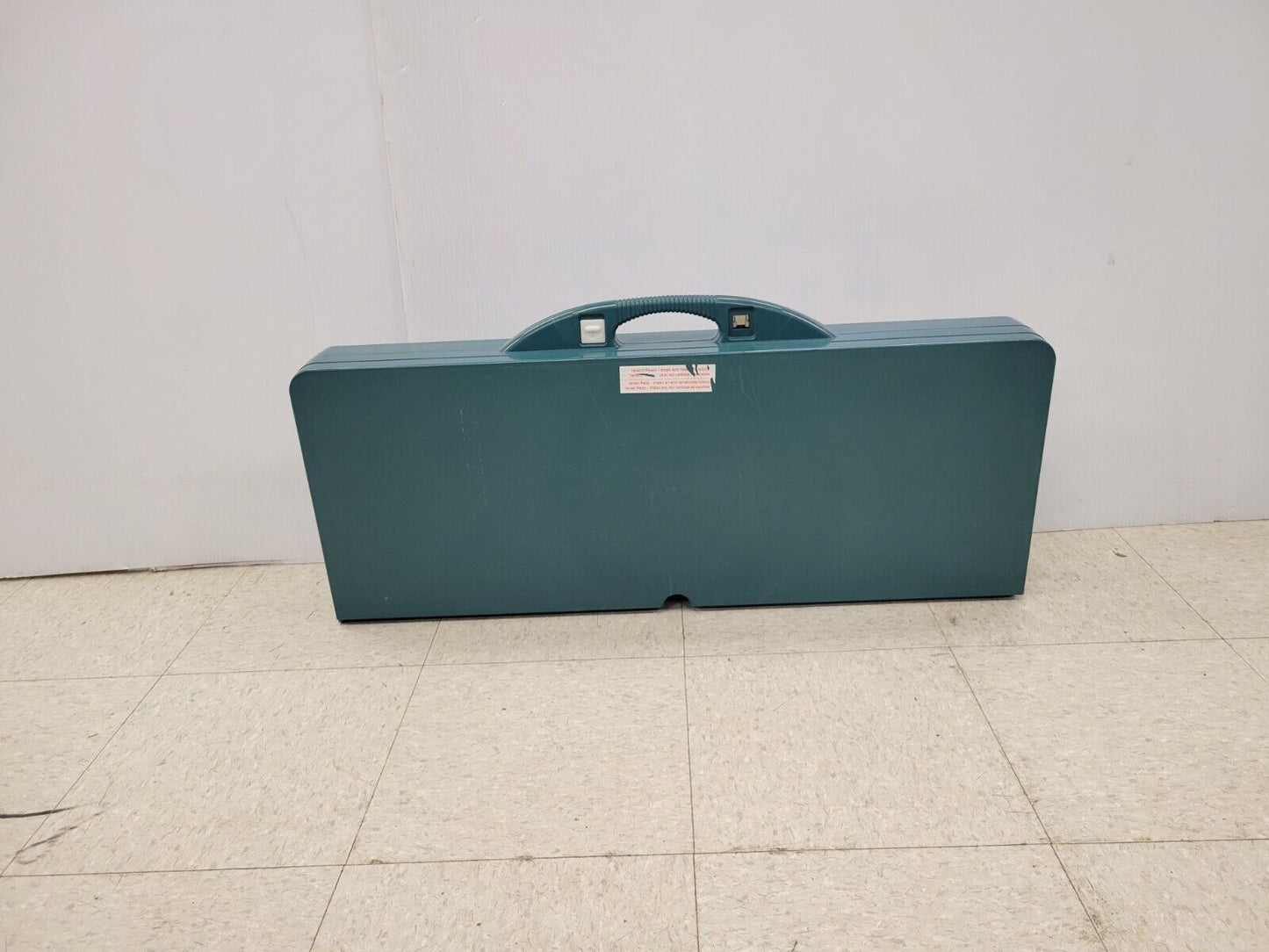 (54695-4) Table et chaises sans nom