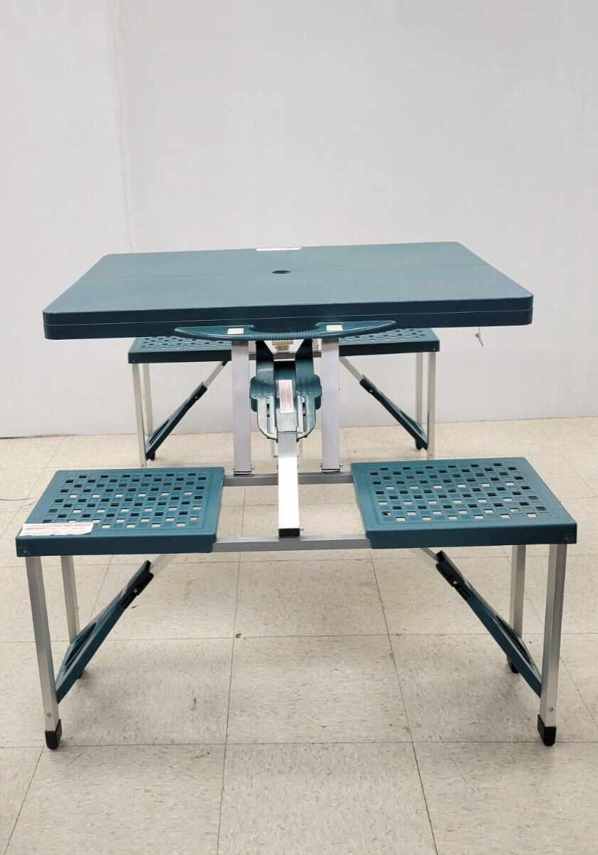 (54695-4) Table et chaises sans nom