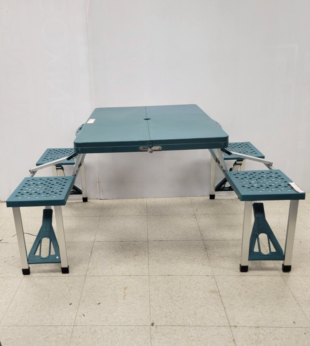 (54695-4) Table et chaises sans nom