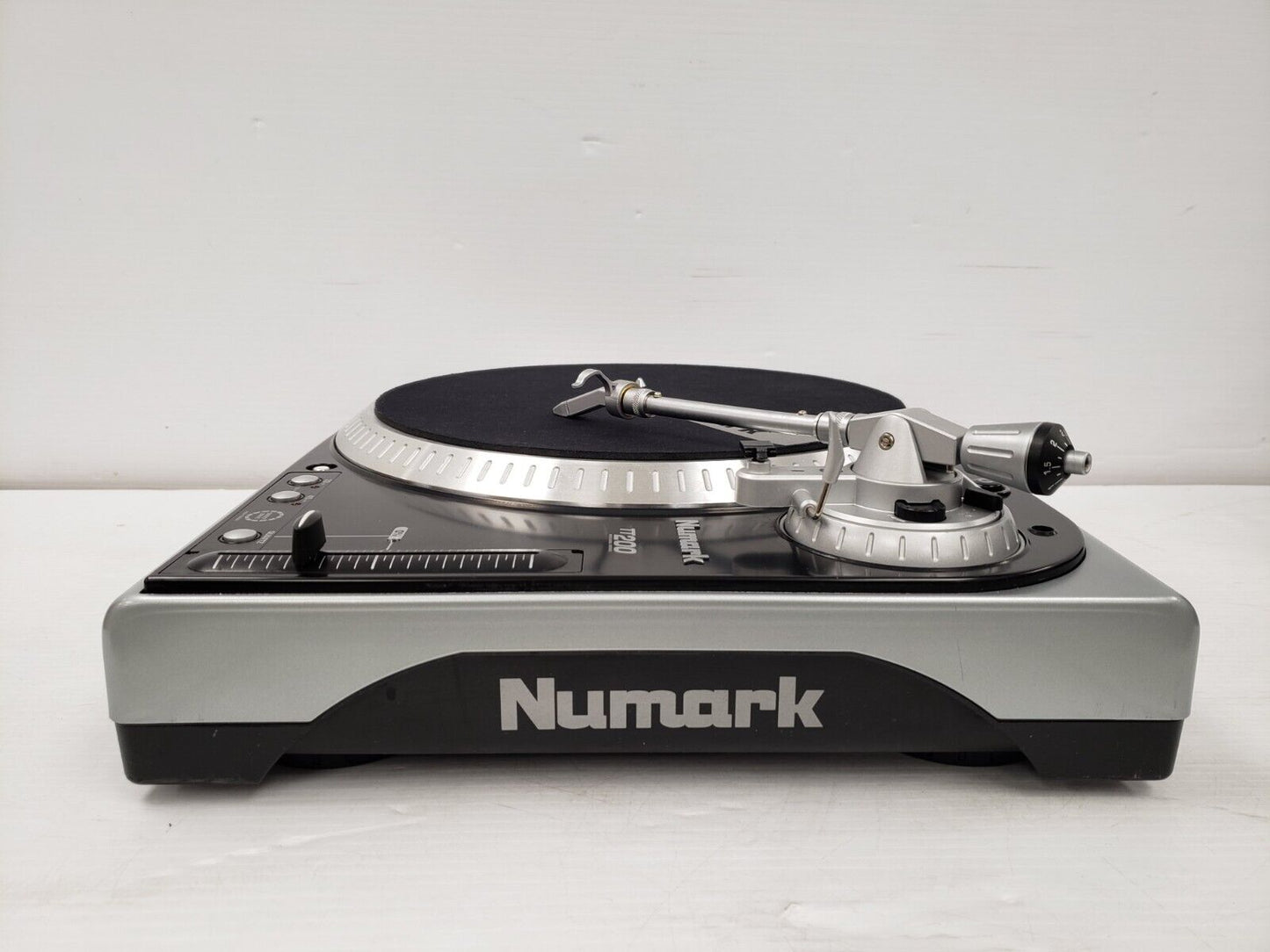 (43333-2) Numark TT200 Turntable