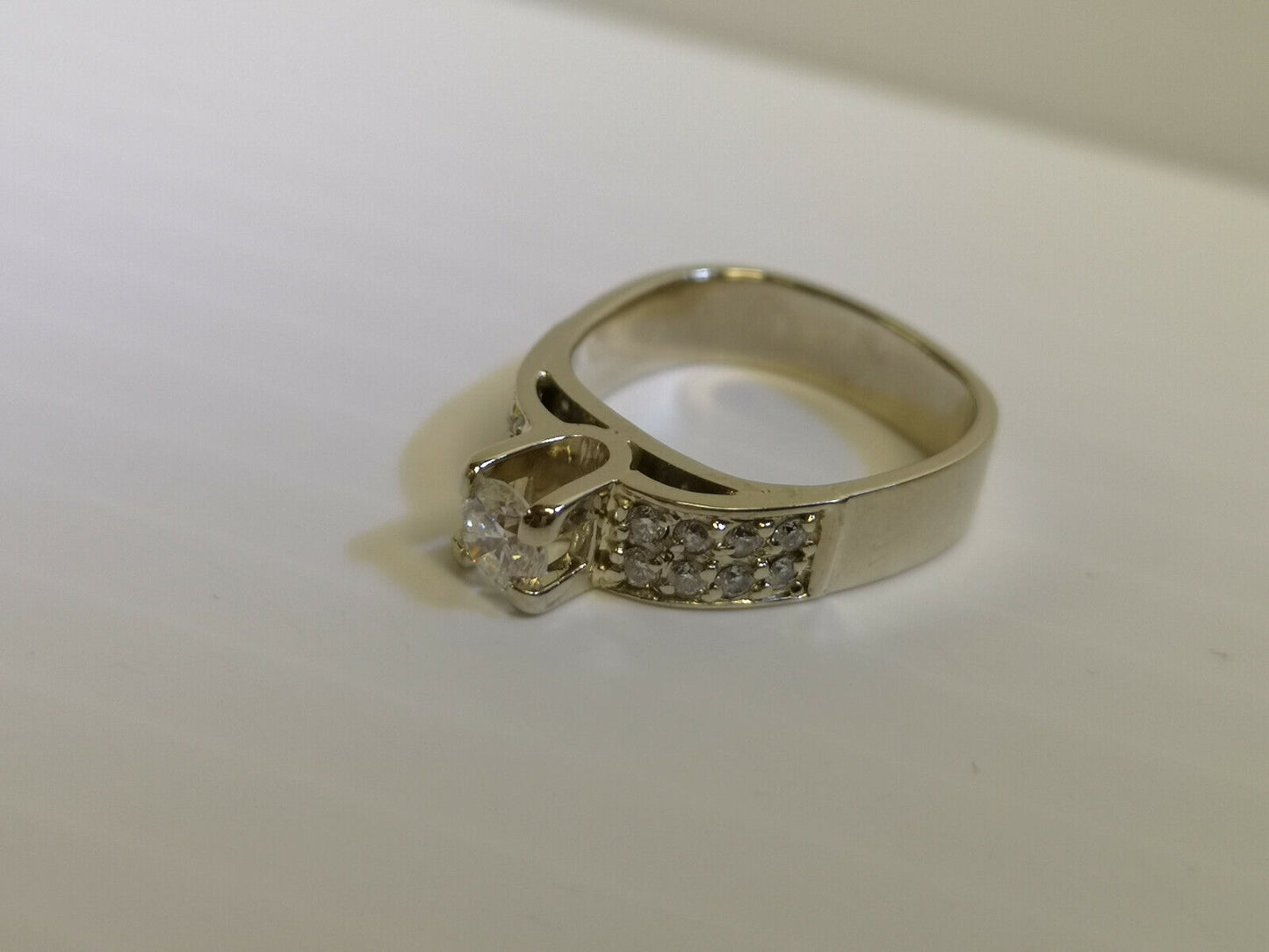 (N45531) 14K White Gold Ring w. Diamonds