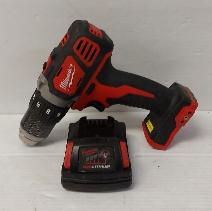 (N81435-1) Perceuse/visseuse Milwaukee 2606-20 1/2" avec batte