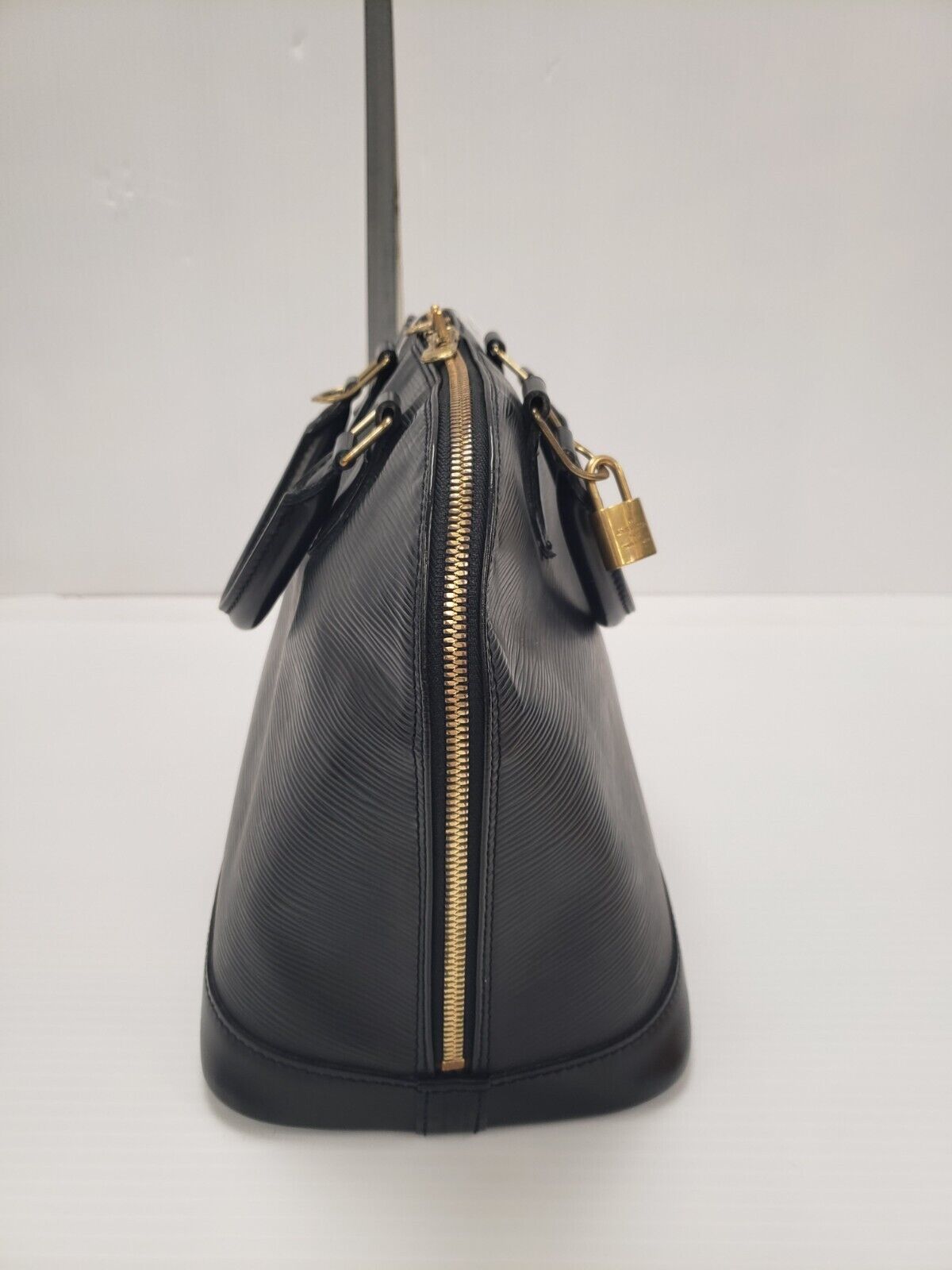 (I-30575) Louis Vuitton Alma Black EPI MM Handbag