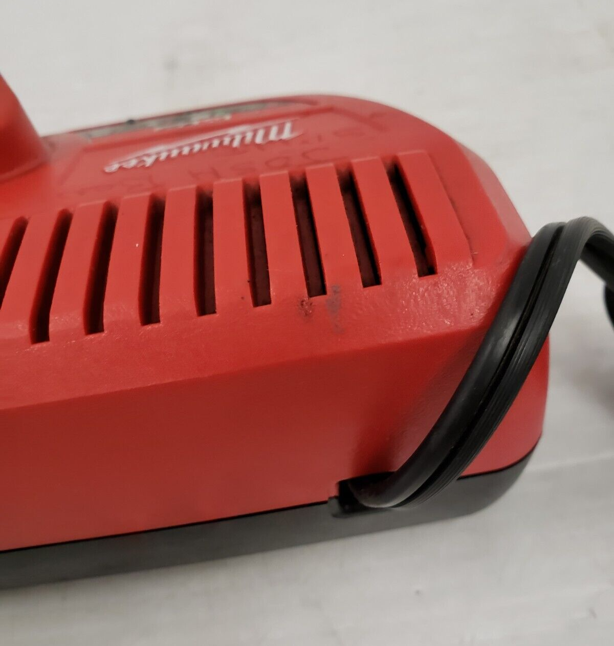 (I-33188) Milwaukee 48-59-2401 Charger