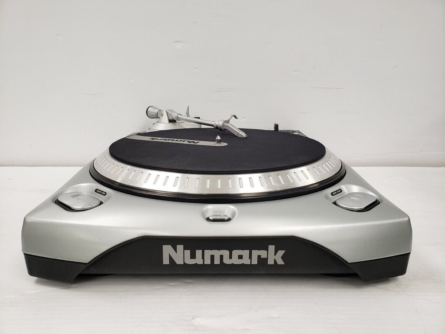 (43333-2) Numark TT200 Turntable