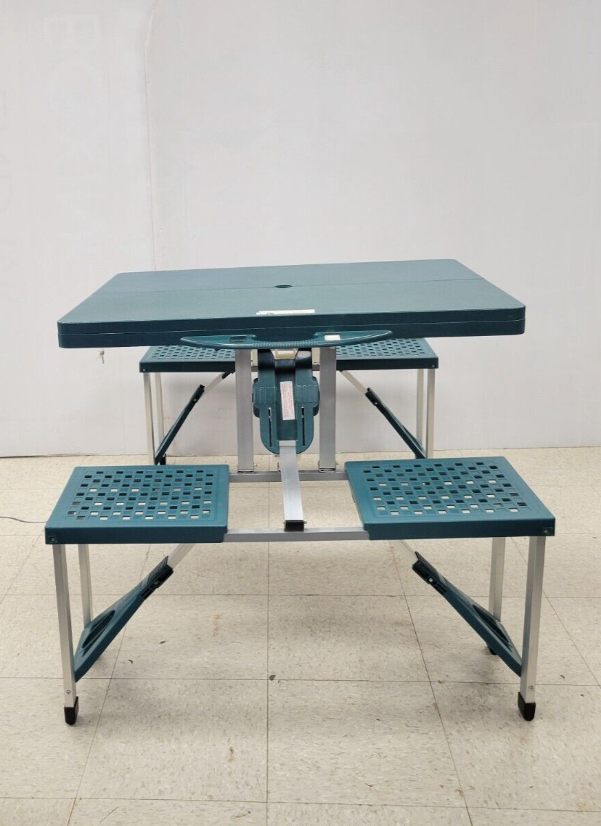 (54695-4) Table et chaises sans nom