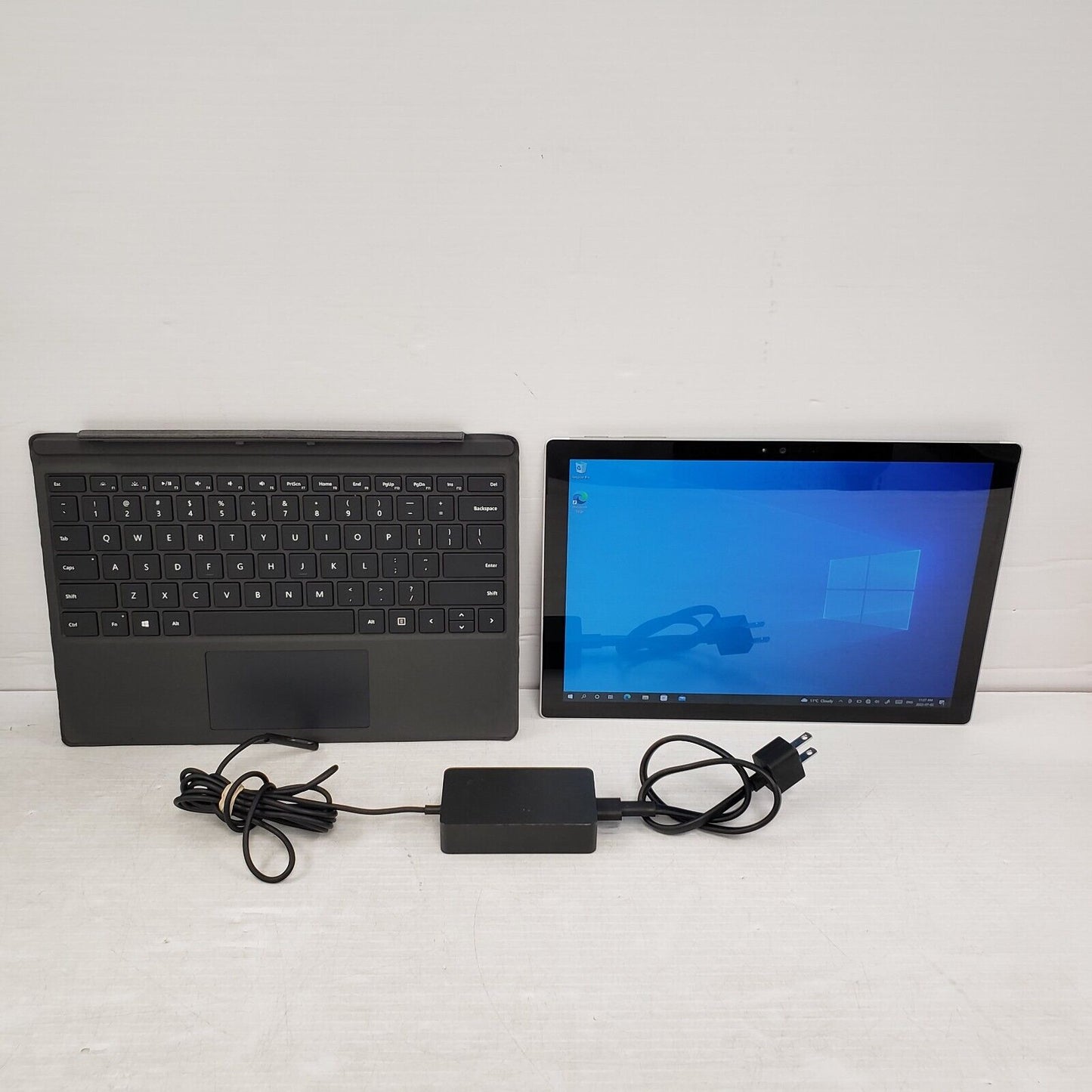 (27731-1) Microsoft 1724 Surface Pro 4 - 250 GB