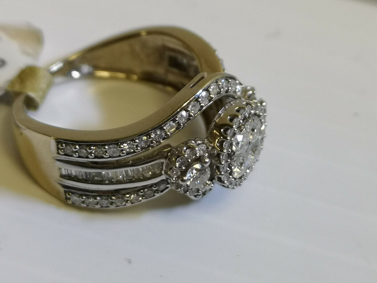 (N4898) 10K White Gold Ring w/ Diamonds