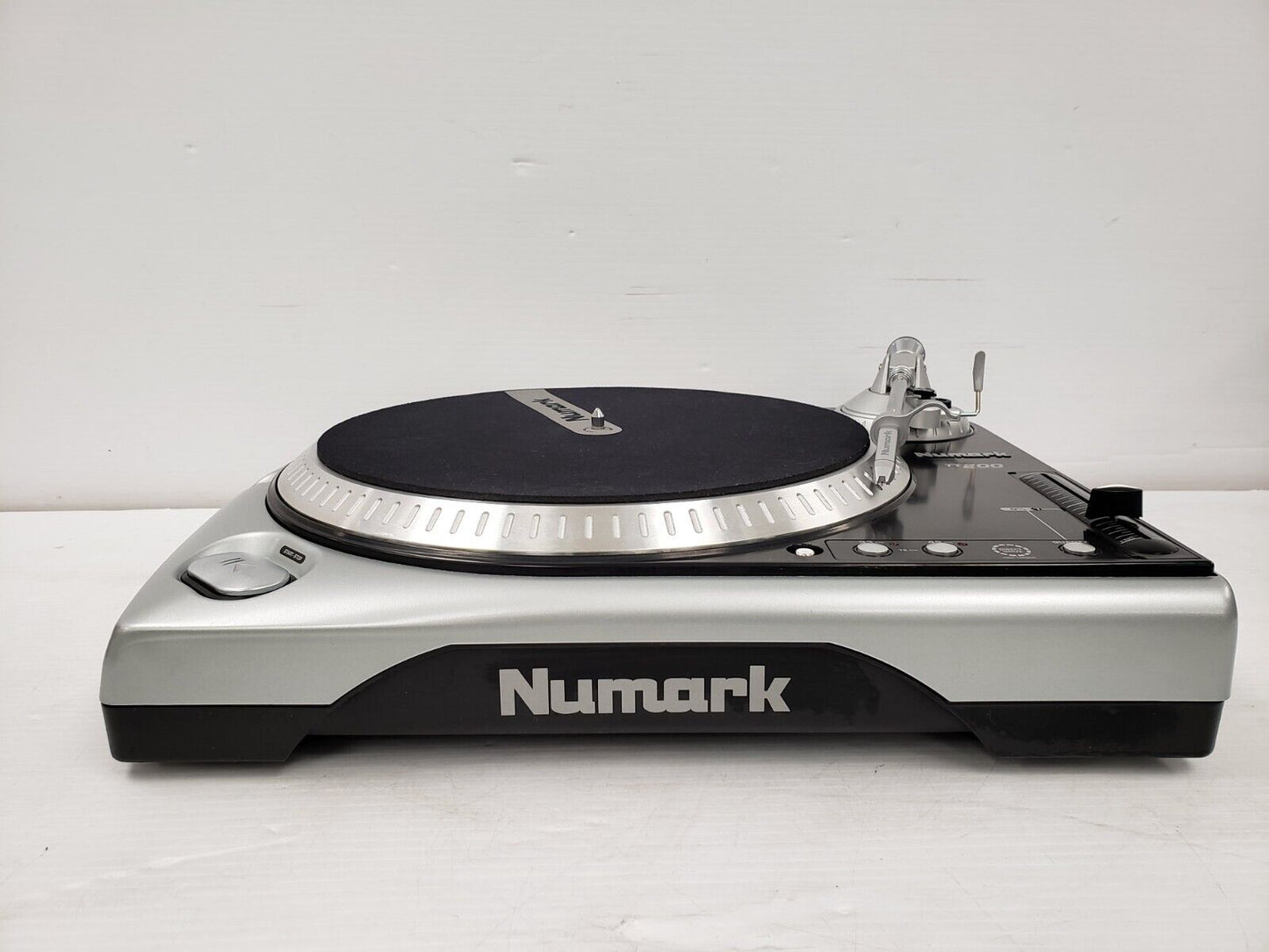 (43333-2) Numark TT200 Turntable