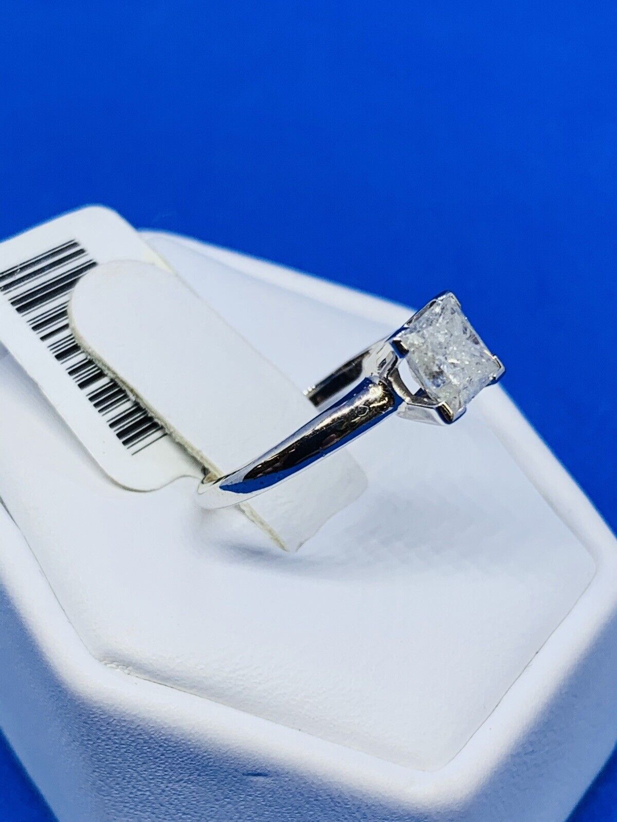 (N15847) Superbe bague solitaire princesse diamant en or blanc 14 carats