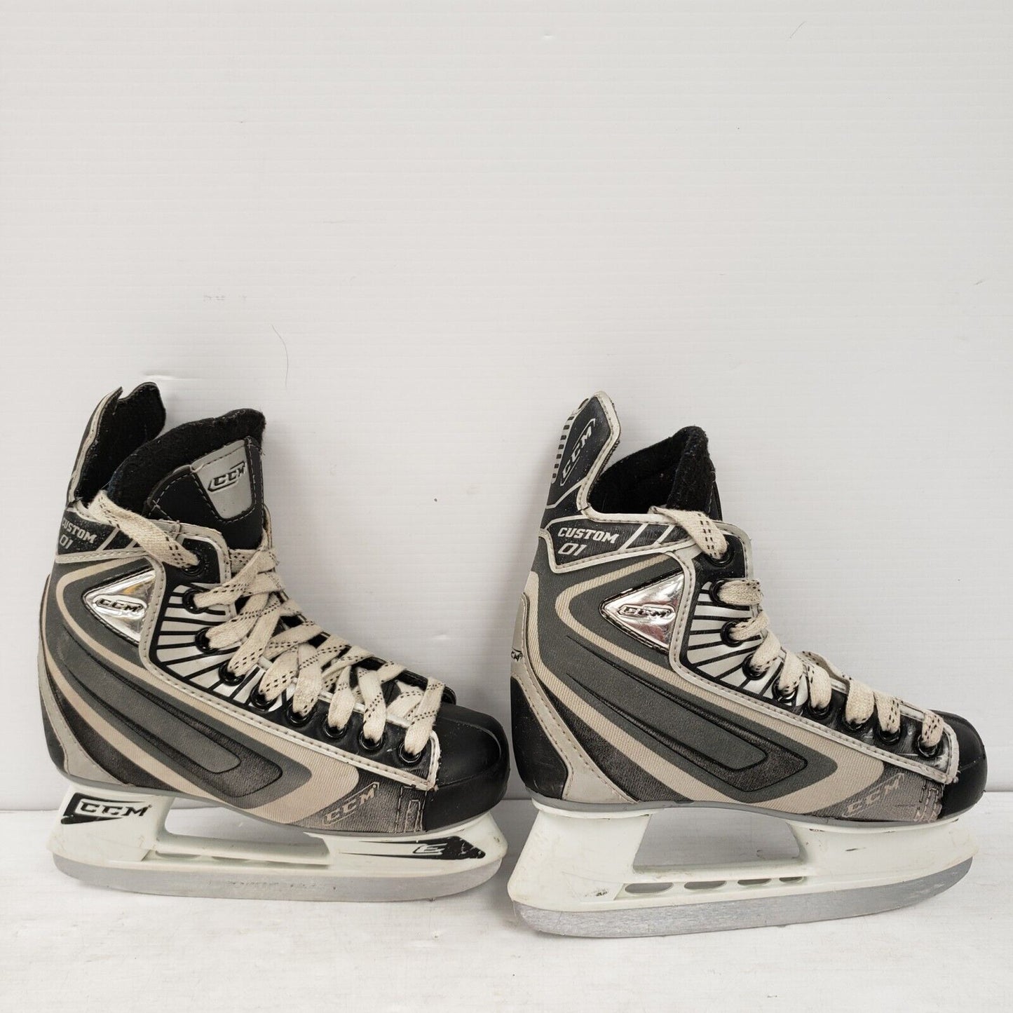 (35315-3) CCM Skates -Size 1 Youth