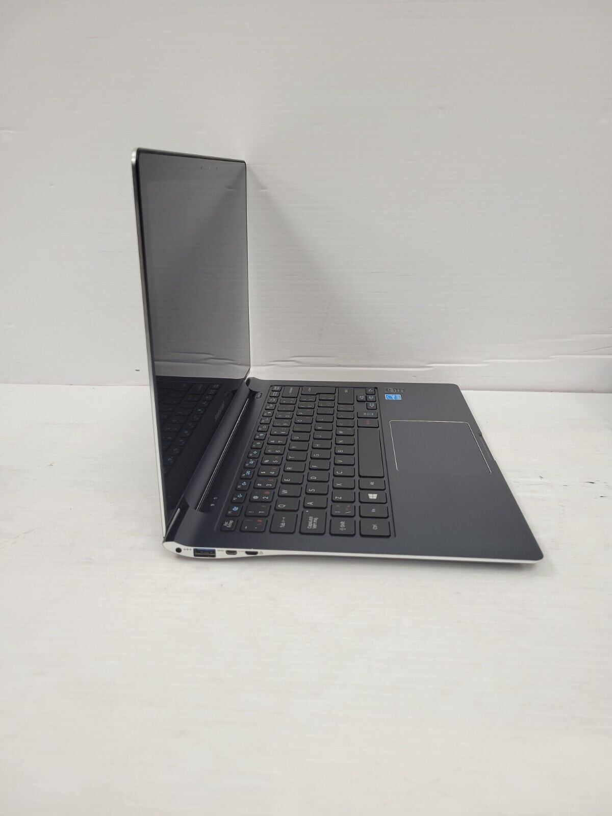 (42645-1) Samsung NP940X3G Laptop