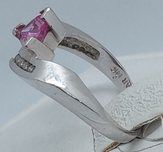 (NI-3951) 14K White Gold Ladies Ring 5 Diamonds & 1 Pink Stone