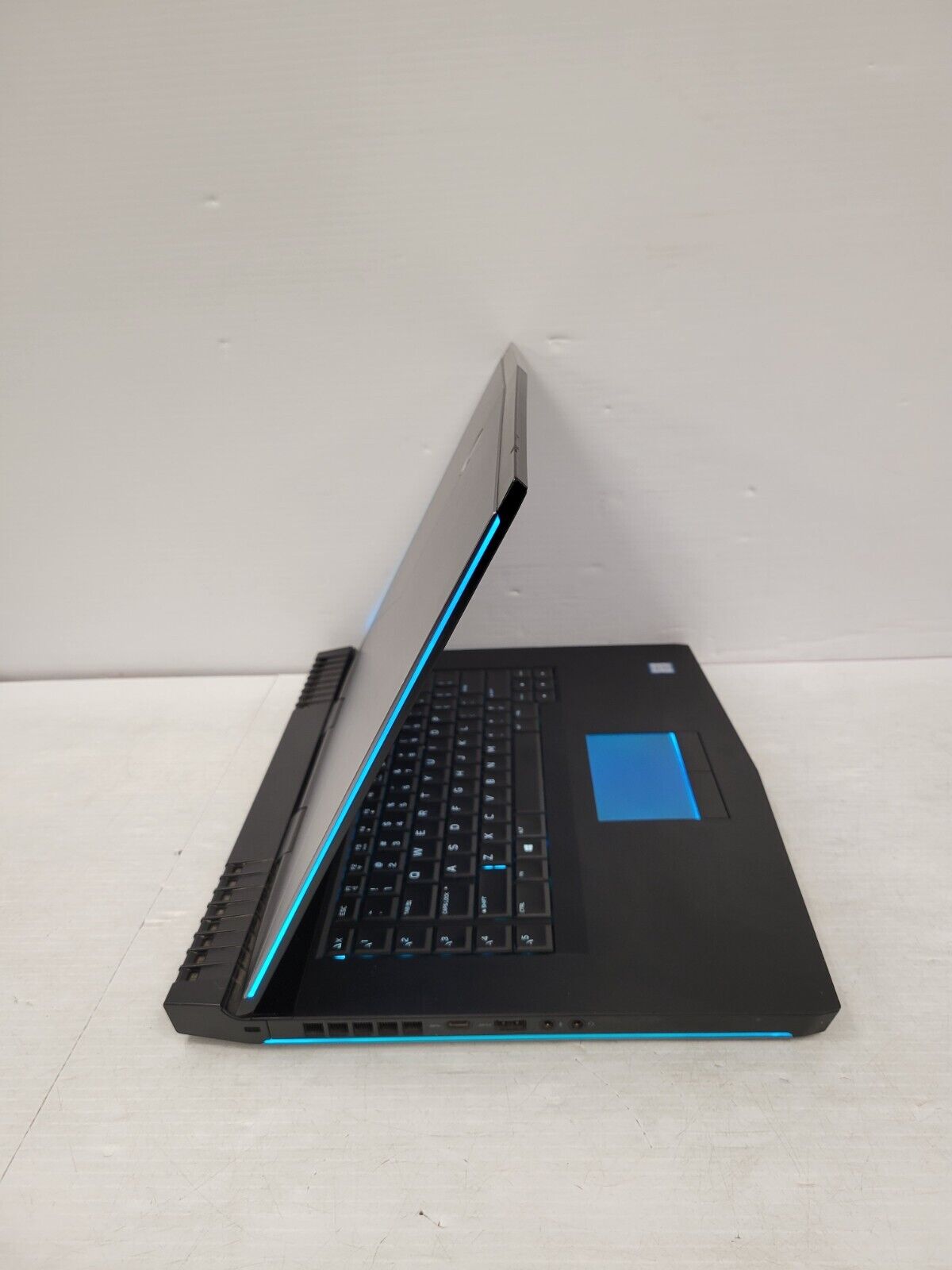 (48629-1) Alienware P69F Gaming Laptop