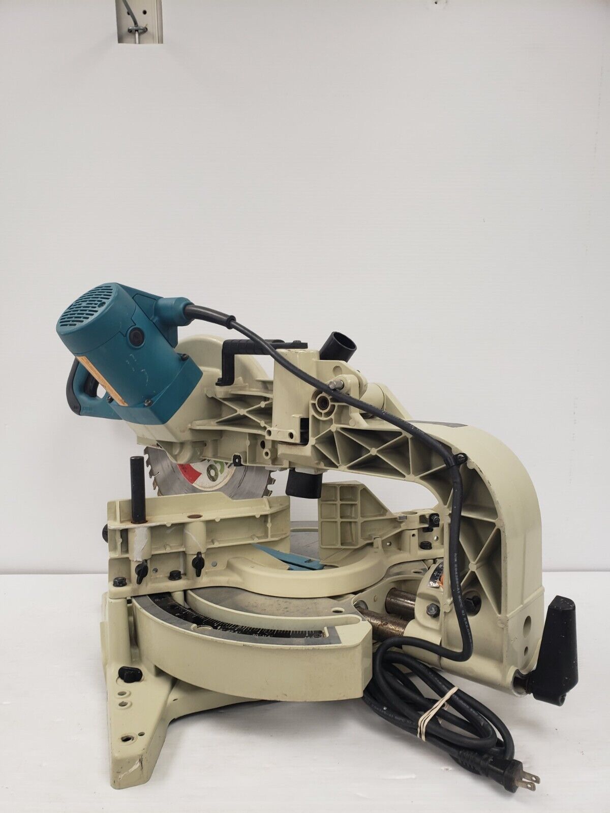 (I-30922) Makita LS1214L Miter Saw