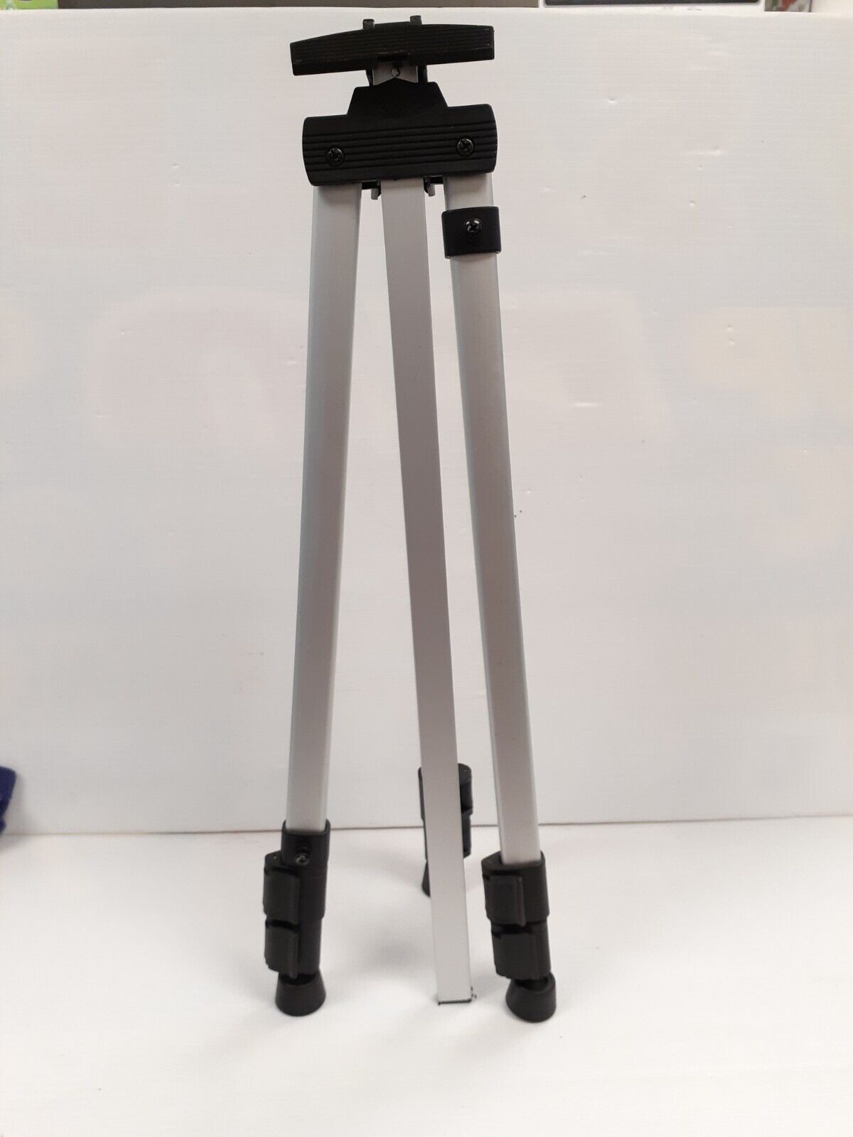 (N14038-3) Aluminum Tripod Easel