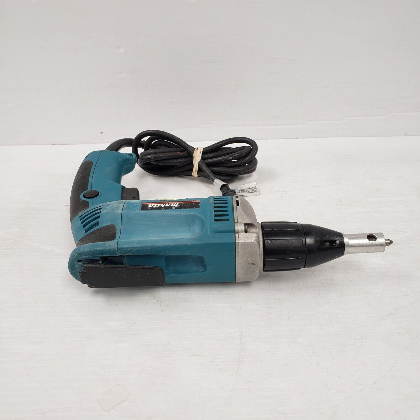 (42027-1) Visseuse Makita 6825