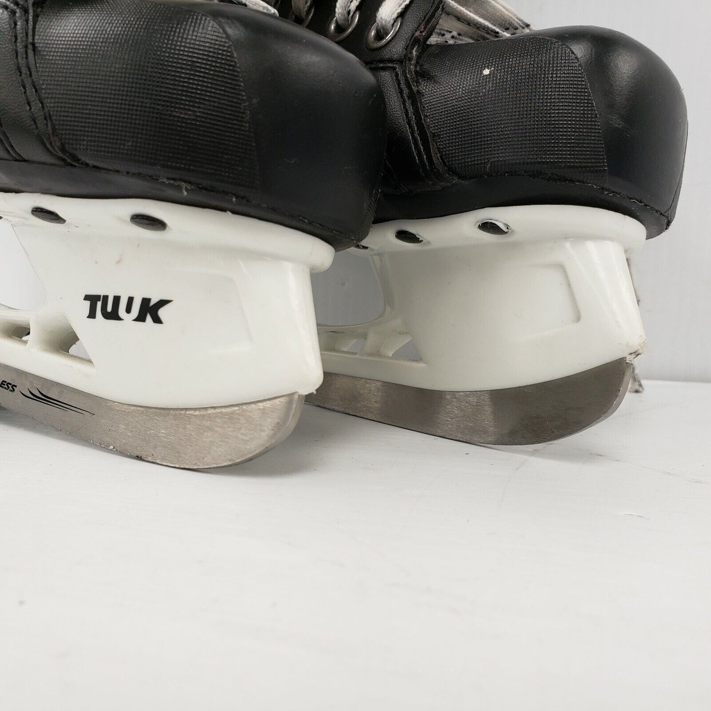 (8017-1) Bauer Supreme Skates